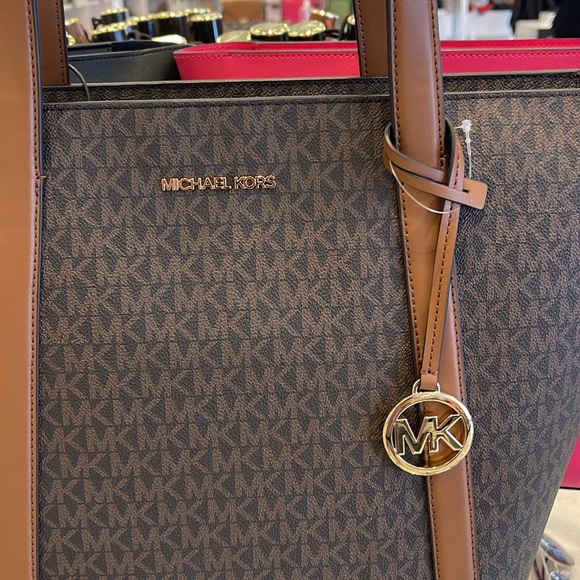 MICHAEL KORS
Pratt Large Signature Logo Tote Shoulder Bag
COLOR BROWN
NWT - Picture 2 of 16